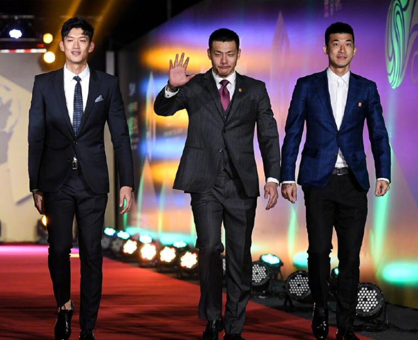 包含夏洛特黄蜂今晨更衣室发声，志在中超名次提升，态度坚定，医务组通报恢复的词条